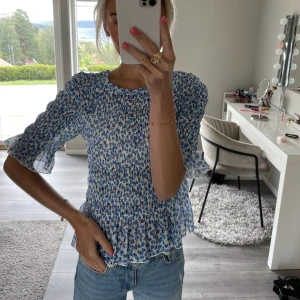 Sötaste toppen💙 - Super söt topp med blommor från Gina 💙