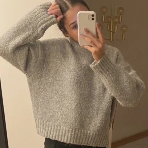 Stickad tröja  - Säljer min gråa eftertraktade stickade tröja från Zara💕 perfekt nu på sommarkvällarna💕 jag är 174