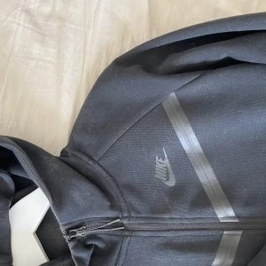 Nike-tech - Tröjan är köpt förra året (2022) och har använts fåtal gånger. Den har inga tydliga skador och är i dammodell, storlek XS.