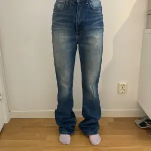 Super fina Zara jeans som tyvärr är för långa (är 173cm men inte jag på bilden). Som nya och väldigt högmidjade. Skriv gärna om du har funderingar eller för fler bilder💕