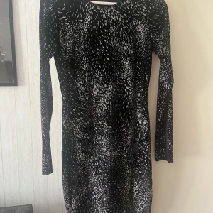 Glitter klänning  - Svart silver glittriga detaljer.  Används 2 ggr.  Storlek S men passar XS då den är tajt. 