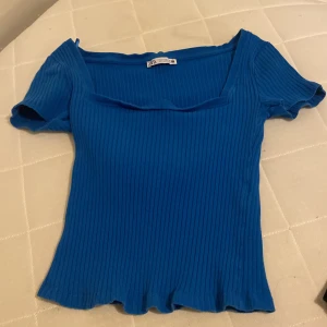 Ribbad blå topp från Zara - Jätte fin ribbad topp från Zara u bra skick!