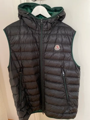 Moncler väst - Size 3 passar M/L  Använt skick finns 2 lagningar men inget som sticker ut jätte mycket. 