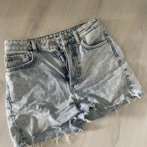 Shorts  - Ljusblå korta short. Passar XS/S. Sitter ganska tajt runt midjan. 