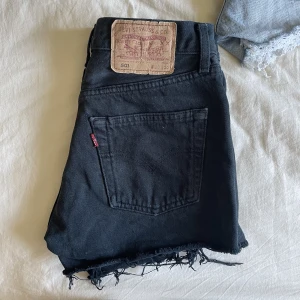 Levis 501 shorts - Säljer ett par svarta Levis 501 shorts. Storlek w28. Äldre kvalité som jag älskar men de är tyvärr försmå för mig nu.