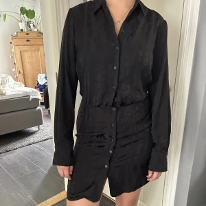 Svart klänning med leopardmönster - Svart känning från NAKD med leopardmönster