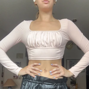 Långärmad croptop  - Endast använd ett fåtal gånger.