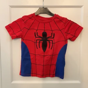 Babytee - Säljer min spiderman tröja från hm barnavdelning då den inte kommer till användning längre. Tröjan är i storlek 98-104 men passar mig som magtröja med storlek xs i vanliga fall❤️ Den har ett litet rött märke där fram på spindeln men är inget man tänker på❤️