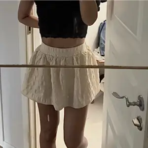 Kort kjol från zara i strl M med struktur mönster! Jag är 171 cm lång🩵 Går inte att köpa längre🩷älskar denna men den har blivit lite stor! använd gärna köp nu!!🤍