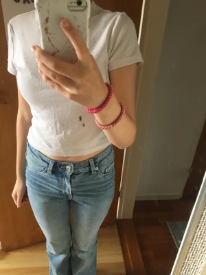 Vit topp - Fin sommar topp. Den har några fläckar fram (se bild 3) därav priset. OBS de svarta fläckarna är på spegeln. Vid intresse kontakta mig!Tvättas innan postning! 