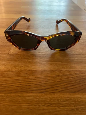 Solglasögon - Superfina solglasögon köpta från beyond retros egna märke för ca en månad sen men kommer tyvärr inte till användning