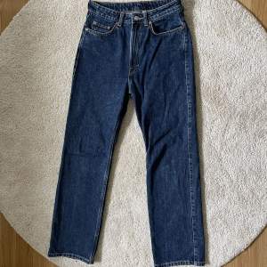 Jag säljer ett par väldigt snygga weekday jeans i modellen rowe. Dom har inga effekter, storlek 27/30. Priset kan diskuteras, hör av er vid frågor :)