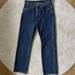 Weekday jeans - Jag säljer ett par väldigt snygga weekday jeans i modellen rowe. Dom har inga effekter, storlek 27/30. Priset kan diskuteras, hör av er vid frågor :)