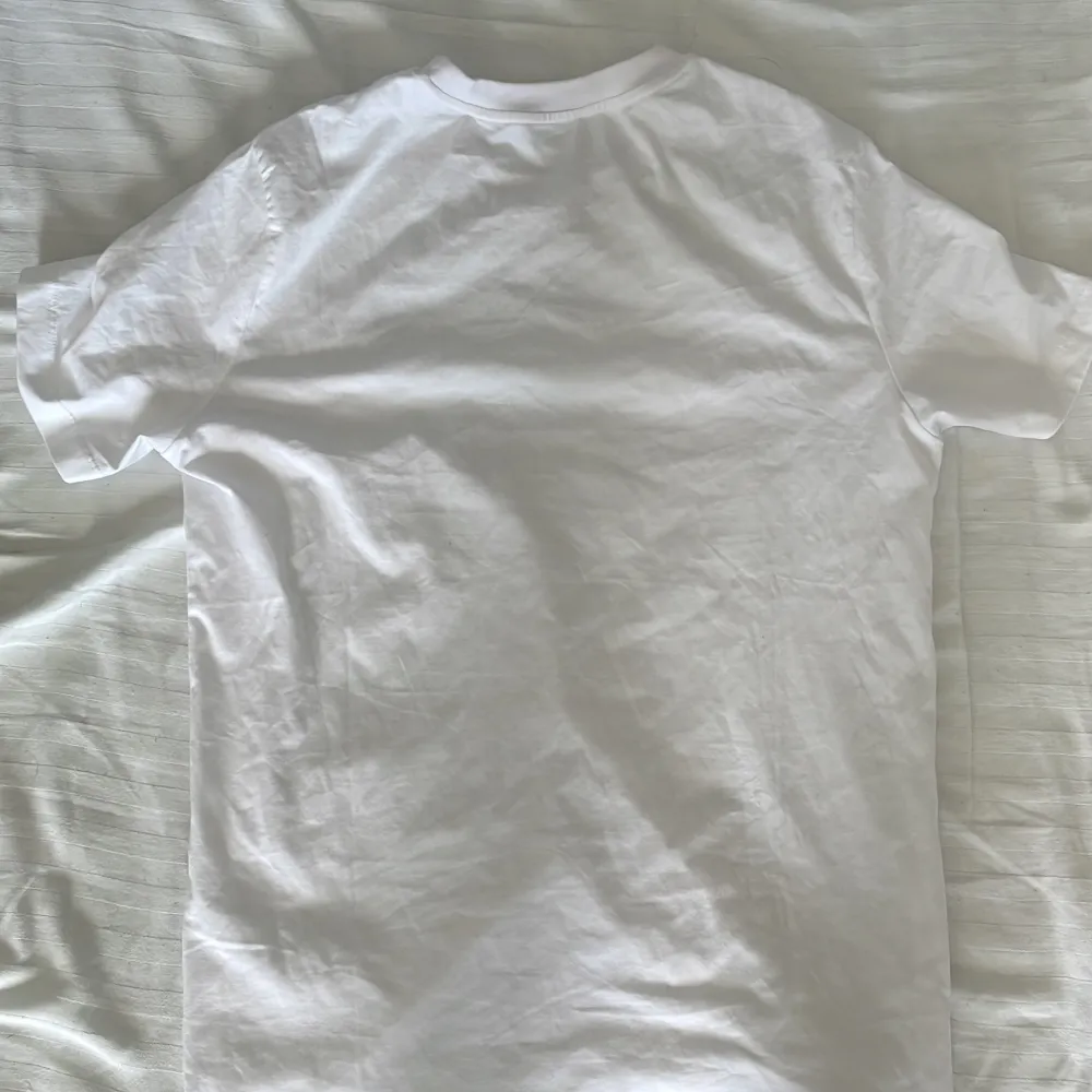 Moncler t-shirt som jag har köpt i andrahand för 750 men säljer nu för 500. Moncler T-Shirt i Small men är stor i storlek  Kan gärna tänka mig för att byta och priset kan prutas vid snabbaffär. T-shirts.