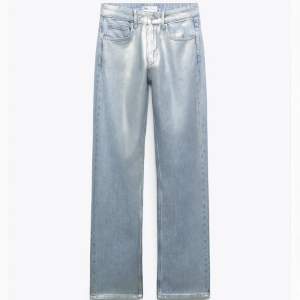 Jättesnygga zara jeans med metallic detaljer på, aldrig använda🥰 straight led & mid rise! Köpta för 800 kr