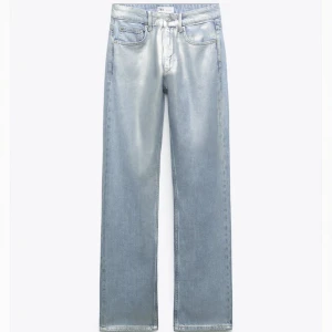 Zara jeans - Jättesnygga zara jeans med metallic detaljer på, aldrig använda🥰 straight led & mid rise! Köpta för 800 kr