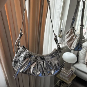 Metallic väska från Ginatricot  - Såå fin och trendig väska från ginatricot. Använd ett fåtal gånger så är i superbra skick 🫶🏼