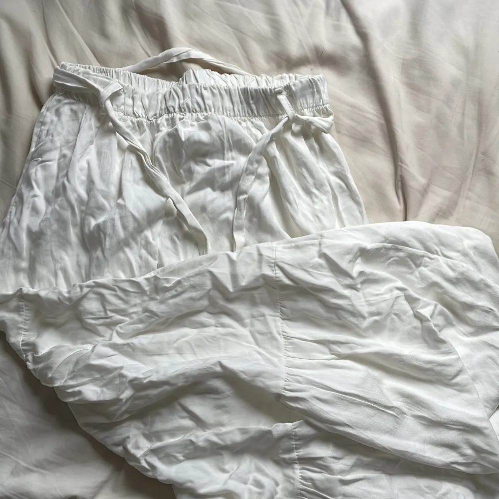 Lång vit kjol från Italien använd två ggr ca storlek M/L. Kjolar.