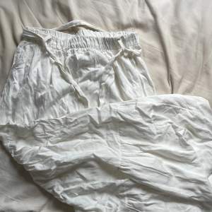 Lång vit kjol från Italien använd två ggr ca storlek M/L