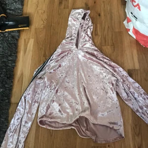 Glittertröja - Den är väldig sjön knappt använd kanske 3-4 gånger