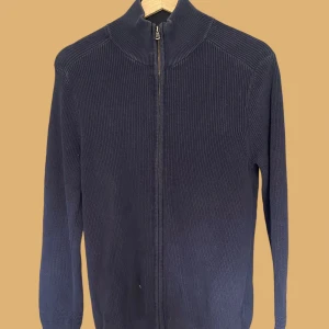 Esprit zip up - Riktigt skön full zip up från Esprit, perfekt för sköna sommarkvällar. Skick: 9/10. Storlek S. Bara att höra av sig vid minsta fundering🙌