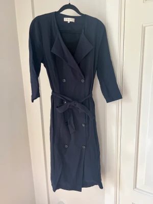 Klänning Selected Femme  - Jättefin dubbelknäppt klänning från Selected Femme, den förtjänar att bäras mer!   🍓 Storlek: 36 🍓 Material: Bomull 🍓 Skick: Använd ett fåtal gånger, inget att anmärka.