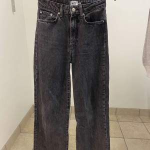 Svarta stora jeans. Köpa på lager 157. Välanvända men bra skick. Ej fri frakt, köparen står för frakten. 