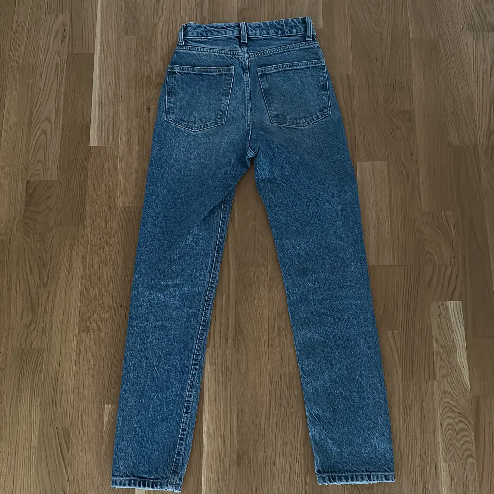 Ett par Zara jeans som är high waist och går mot straight/slim hållet. De är i bra skick i storlek 32. Jeans & Byxor.