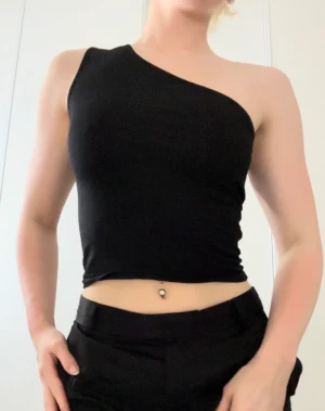 Topp one shoulder  - Bröstvidd: 75 cm