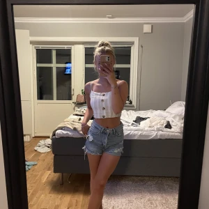 Jeans shorts  - Säljer dessa jeans shorts för att de tyvärr är för små på mig (bilden är på min kompis)💕 Använd ett fåtal gånger, skriv privat för fler bilder