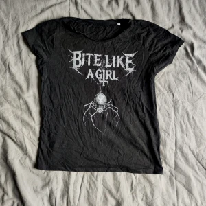 Crackjens bite like a girl tshirt - Skitsnygg men används inte. Mycket bra skick. 