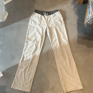 Juicy - Ett par beiga juicy byxor i stl s använda tre gånger inget fel på dom,kontakta vid frågor!❤️