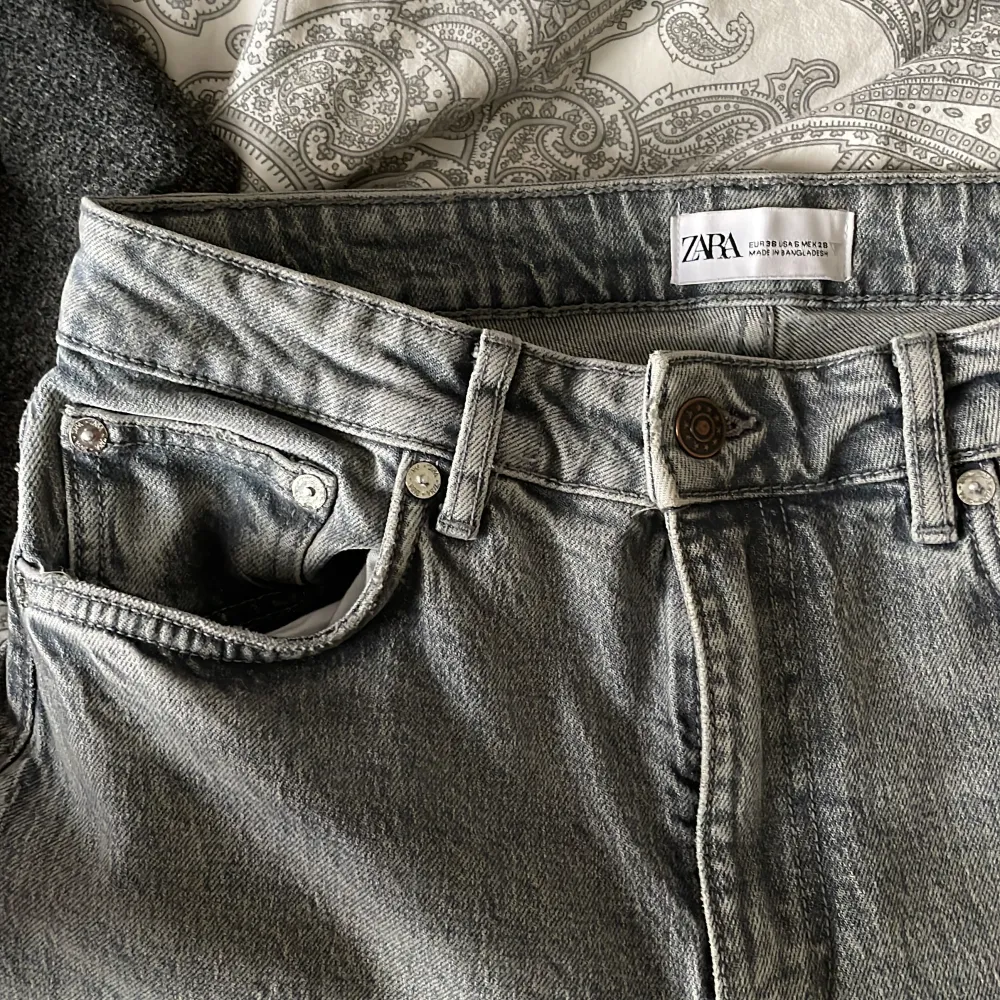 Säljer dessa fina gråa zara jeans då dem har blivit för små. Använd ett fåtal gånger och därav i nyskick. . Jeans & Byxor.