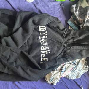 En my chemical romance hoodie. Skönt material, storlek M. Bra skick. :-)