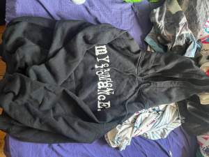 En my chemical romance hoodie. Skönt material, storlek M. Bra skick. :-)