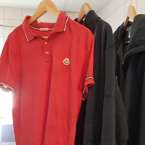 Moncler pike röd storlek s  - Ny pris går för 2500 