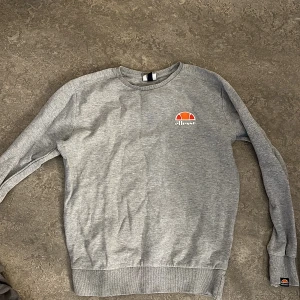 Ellesse tröja  - Säljer min ellesse tröja som ser ny ut. 