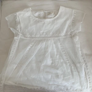 Vit Blus - Jag säljer denna vita spets blus då den inte passar mig längre. Jag kunde därför inte visa hur den satt på mig men den skulle nog passa på någon som har xxs :)) 🫶🏼💕