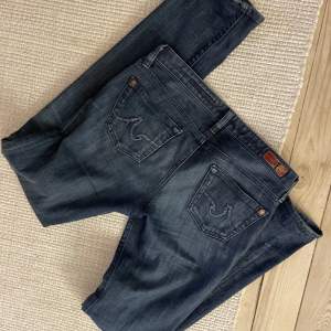 Säljer dessa lågmidjade mörkblå jeans med detaljer på bakfickorna! Något sluta nere vid hälarna men i bra skick💕