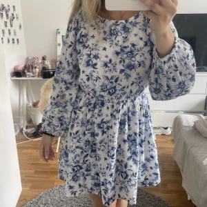Blommigklänning - Superfin blåblommig sommar klänning.💙