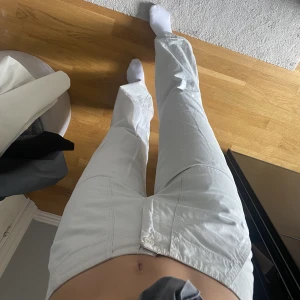 najs byxor  - Lite cargomodell på dessa, sjukt snygga!! Vintage/köpta på 80/90-talet men bra skick!! Har sprättat upp sömmen längs ner (därav lite lösa trådar), men passar någon upp till 175cm ca. Storlek M 🫶🏼 