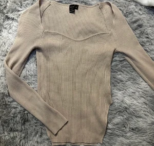 30kr/st - 30kr/st🤍storlekar på toppar är XS och linnebyxor xxs och skinbyxorna XS, sandalerna är 38. 