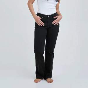 Svarta låga raka jeans från BIKBOK. ”Low straight 990 jeans”, storlek 28-34 (S). Helt oanvända så perfekt skick! Säljer eftersom de är för korta på mig. Nypris 699kr, mitt pris 300kr! Skriv för fler bilder🫶🏼💞