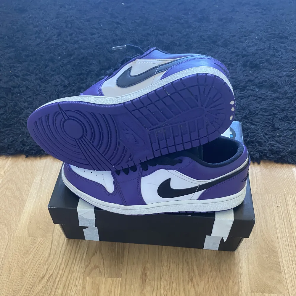 Jordan 1 low court purple white   Storlek: US 7,5 / (EU 40,5)  Skick: 6,5/10.  Skriv i om du har frågor eller är intresserad!  #NikeSneakers #NikeShoes #Sneakerheads#SneakerCulture #KicksForSale #SneakerAddict #SneakerLovers  . Skor.