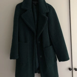 French Connection kappa - Super skön fluffig mörkgrön kappa från French Connectiom