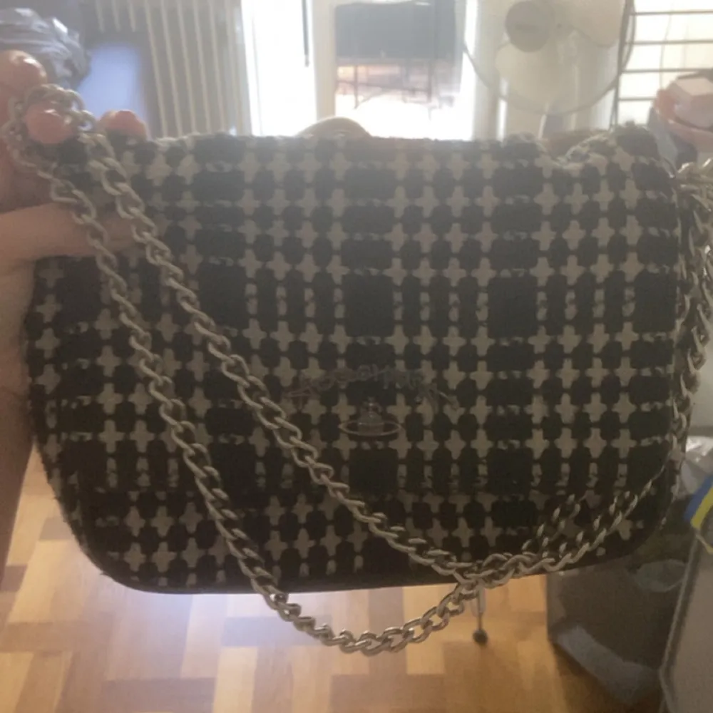 Tweed-väska från Vivienne Westwood, köpt för länge sedan när jag bodde i London. Den är vintage och så ball. Dustbag medföljer. Väskor.