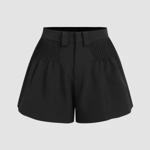 Kostymshorts - Svarta kostymshorts med fina detaljer upptill. Tjocka i materialet. Vida ben Aldrig använda, alla lappar kvar