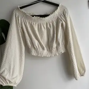 En cremevit offshoulder blus ifrån H&M i storlek S🤍 den har en fläck på armen (se bild 3) går säkert att få bort! Köparen står för frakten! Använd gärna ” köp nu ”! Skriv privat för fler bilder🤍