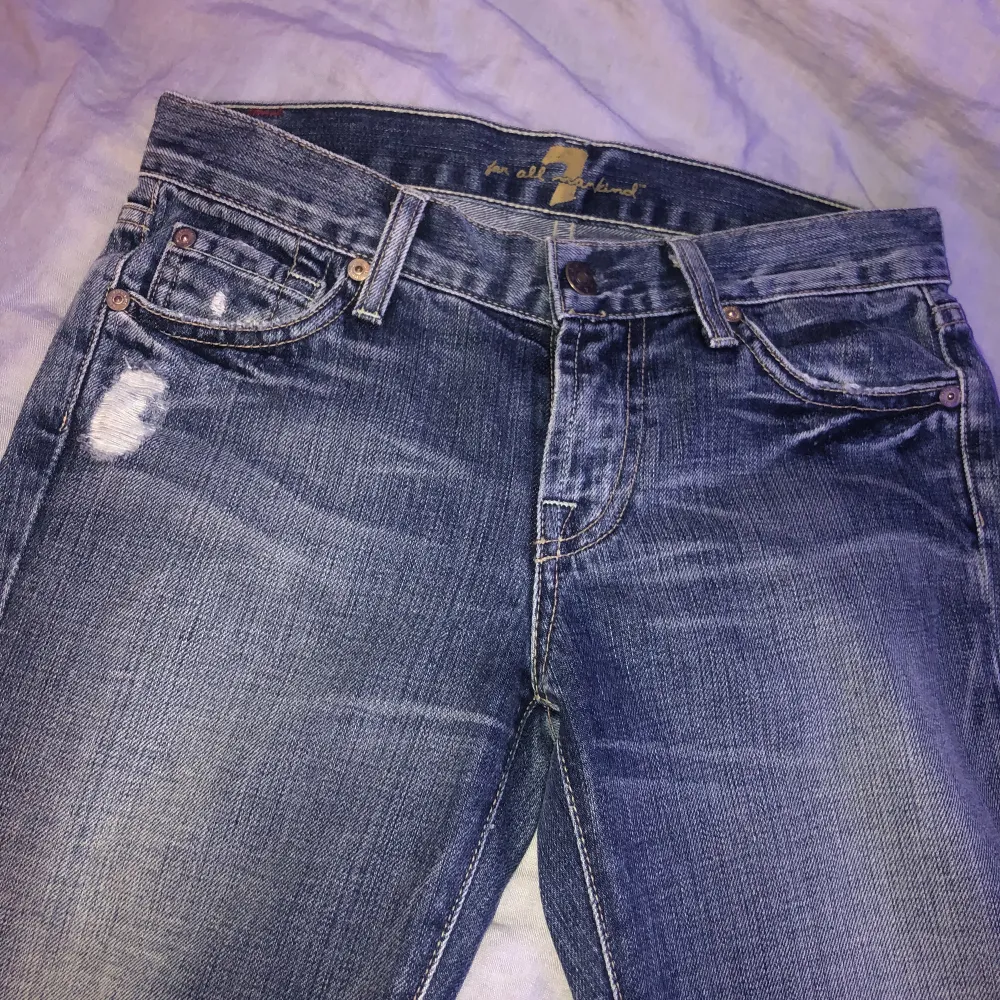 Mörkblå lågmidjade jeans med glitter på bakfickorna! Otroligt snygga och BRA kvalite!. Jeans & Byxor.