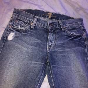 Mörkblå lågmidjade jeans med glitter på bakfickorna! Otroligt snygga och BRA kvalite!